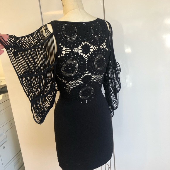 Bebe body con dress. Beautiful sleeve detail - Picture 4 of 6